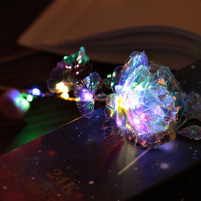 Goldene Blume in Geschenkbox und Love Schild